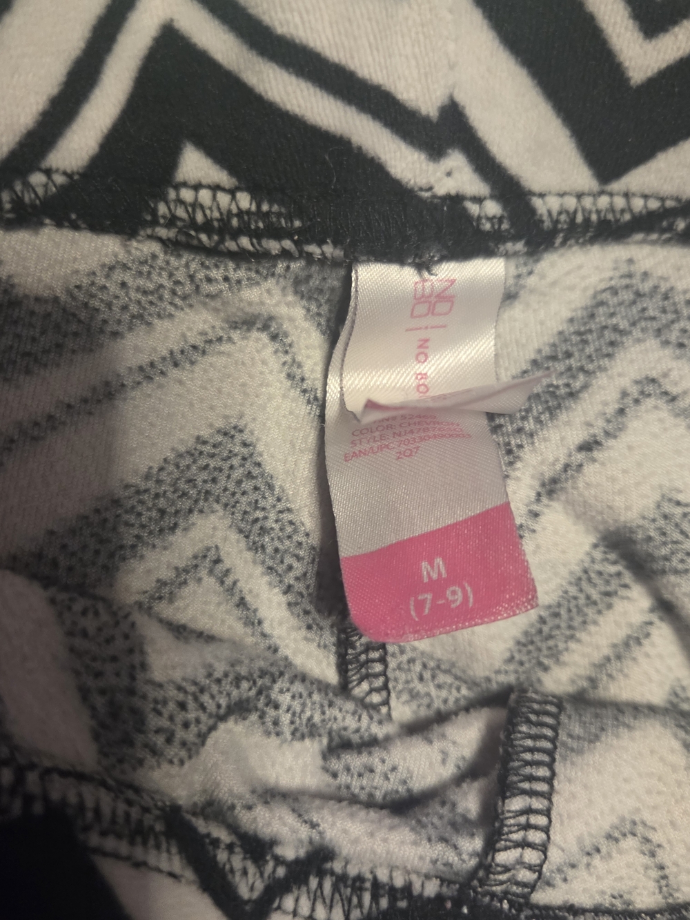 Black and White Zigzag Pattern Top with Pink Size Tag